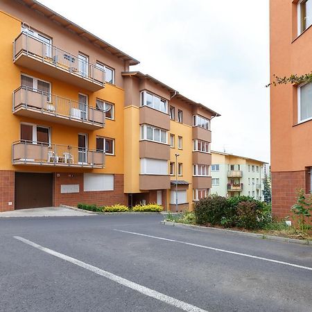 Modern Apartment With 2 Bedrooms カルロヴィ・ヴァリ エクステリア 写真