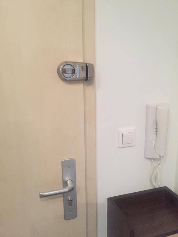 Modern Apartment With 2 Bedrooms カルロヴィ・ヴァリ エクステリア 写真