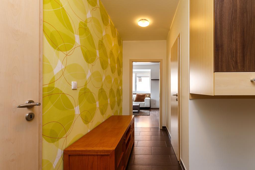 Modern Apartment With 2 Bedrooms カルロヴィ・ヴァリ エクステリア 写真