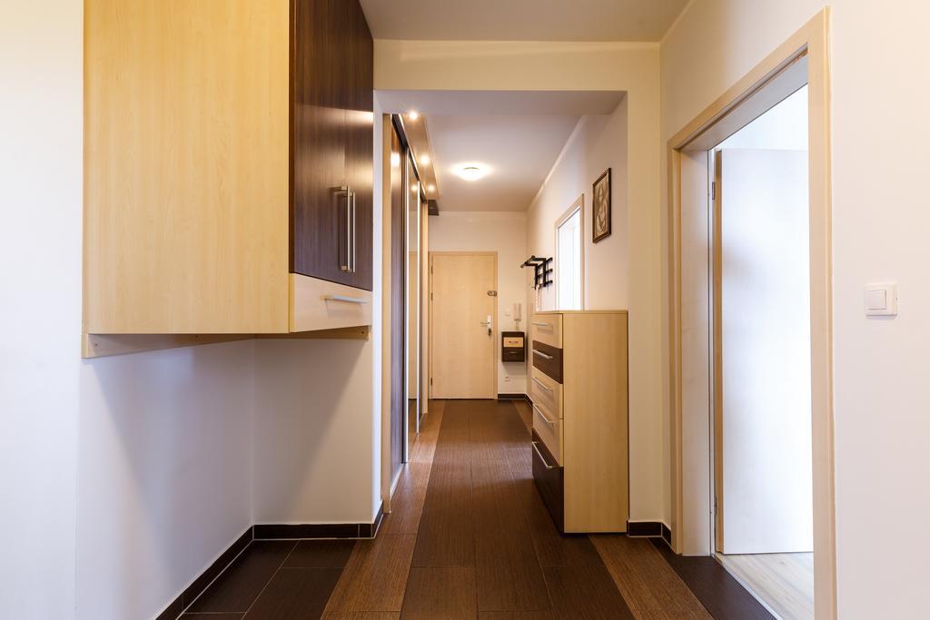 Modern Apartment With 2 Bedrooms カルロヴィ・ヴァリ エクステリア 写真