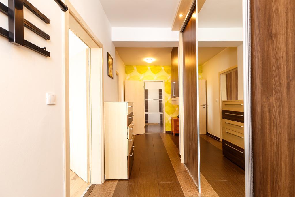 Modern Apartment With 2 Bedrooms カルロヴィ・ヴァリ エクステリア 写真