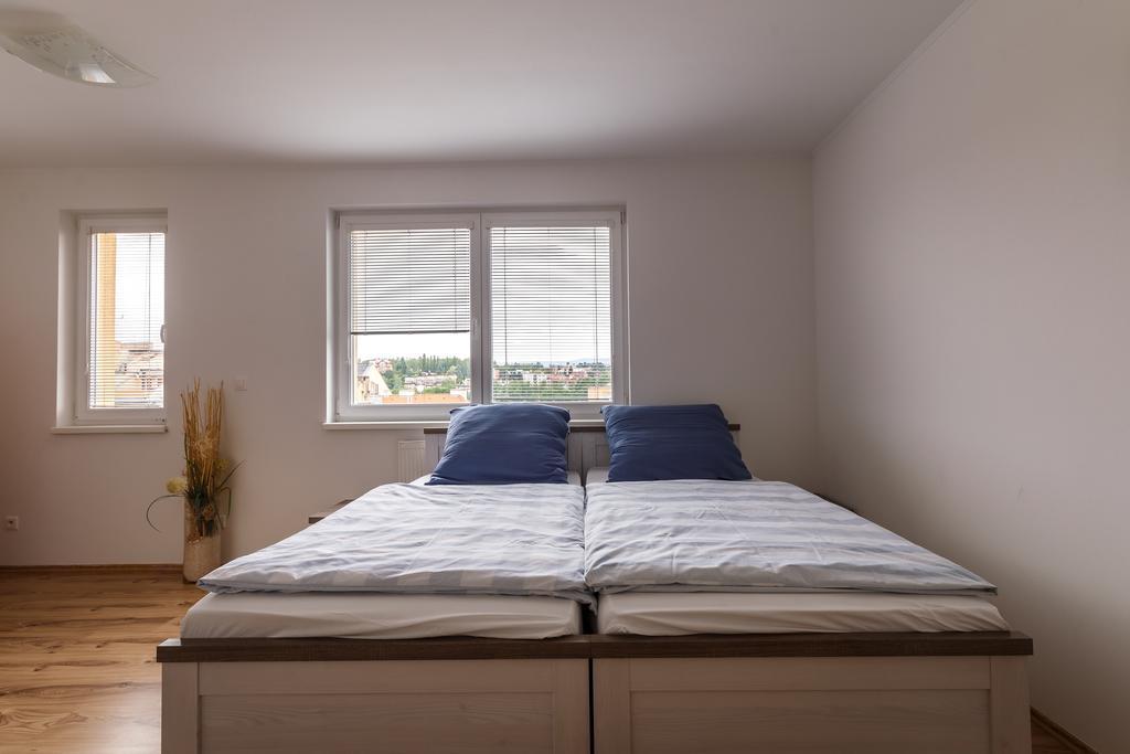 Modern Apartment With 2 Bedrooms カルロヴィ・ヴァリ エクステリア 写真