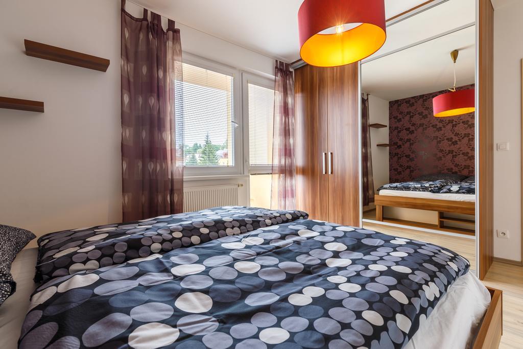 Modern Apartment With 2 Bedrooms カルロヴィ・ヴァリ エクステリア 写真