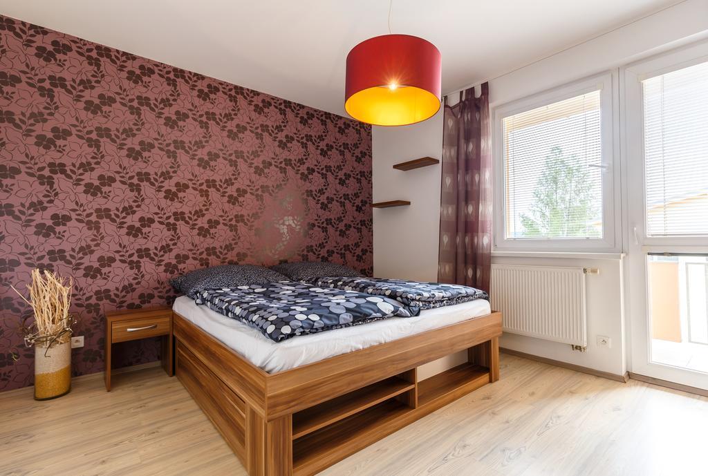 Modern Apartment With 2 Bedrooms カルロヴィ・ヴァリ エクステリア 写真