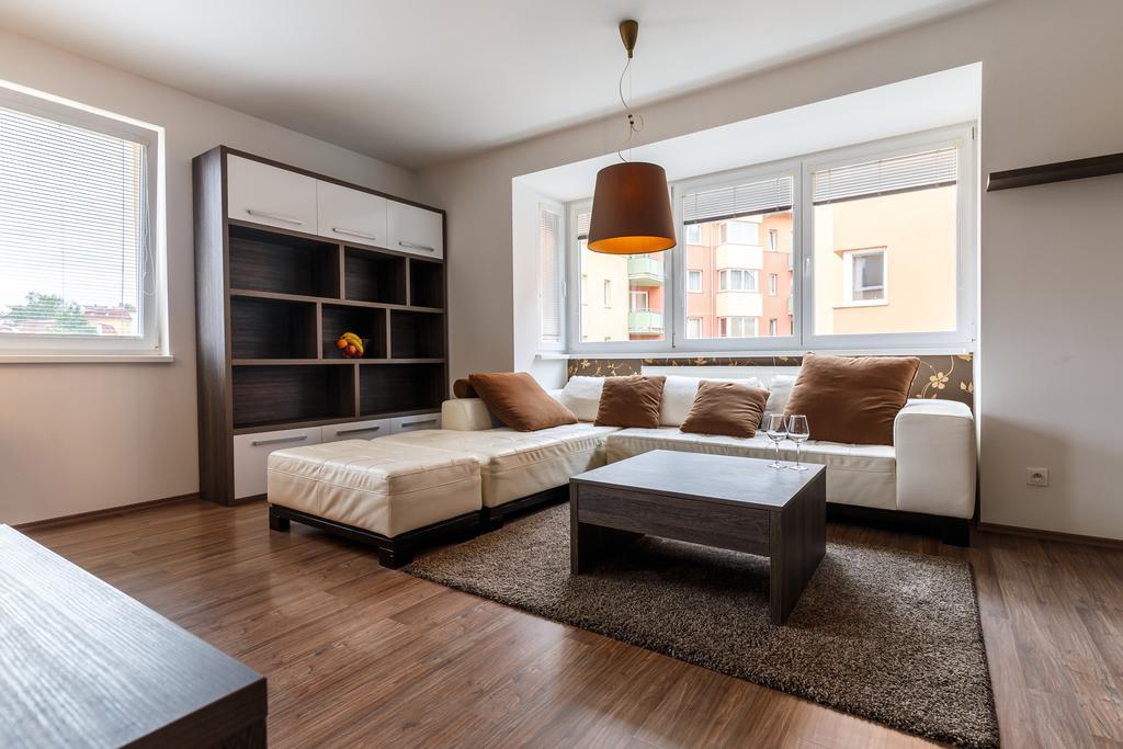 Modern Apartment With 2 Bedrooms カルロヴィ・ヴァリ エクステリア 写真